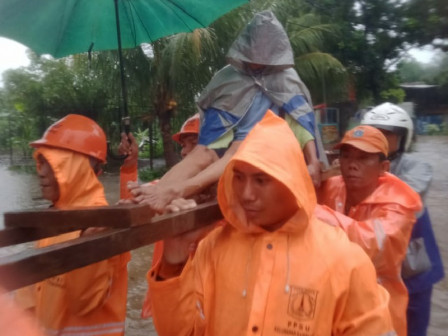 Petugas PPSU Evakuasi Korban Banjir di Bambu Apus dengan Tandu Rakitan