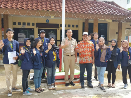  Mahasiswa Berikan Pelatihan Bank Sampah Bagi Warga Pulau Harapan