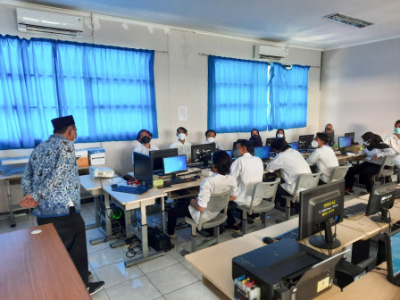 Sudin Nakertrans dan Energi Gelar Pelatihan Komputer di SMK 61 Pulau Tidung 