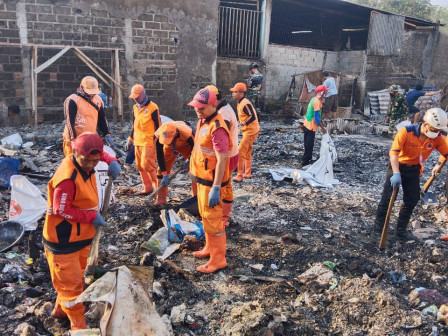 Petugas Gabungan Bersihkan Sampah Bangunan Rumah Korban Kebakaran 