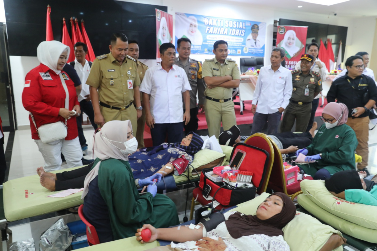 Jajaran Pemkab Kepulauan Seribu, PMI DKI dan Fahira Idris mengunjungi bakti sosial donor darah