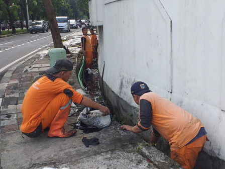 Delapan Personel PPSU Bersihkan Saluran Jalan Puri Indah 