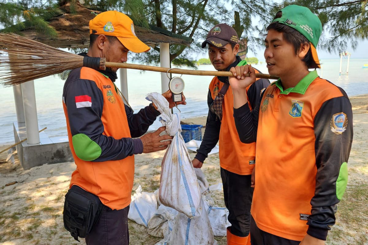 Petugas Sudin LH melakukan pengangkutan sampah di Pulau Tidung