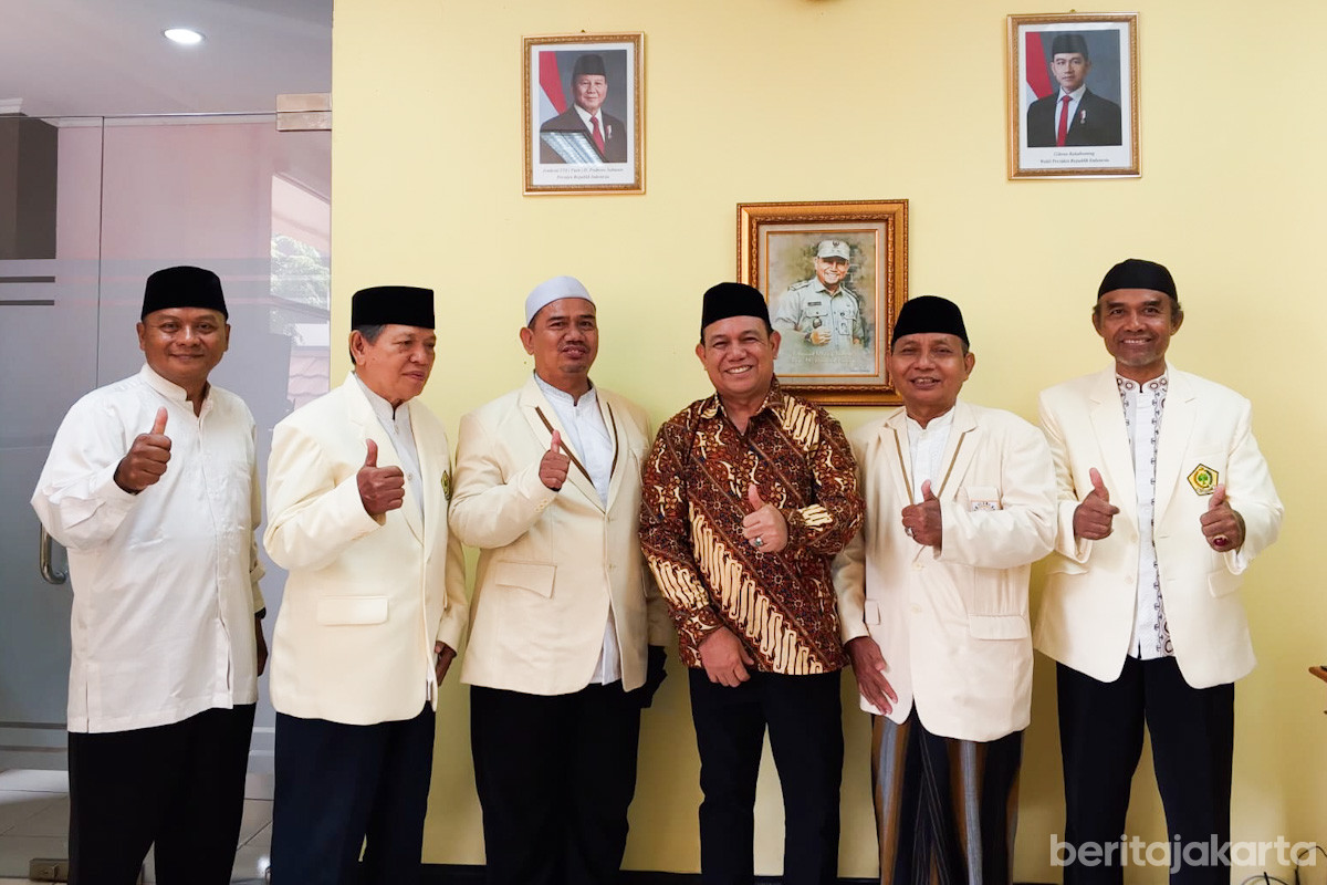 https://multimedia.beritajakarta.id/photo/2014_508c75c8507a2ae5223dfd2faeb98122/Camat Matraman, Muhammad Husnul Fauji mengadakan pertemuan dengan sejumlah ulama