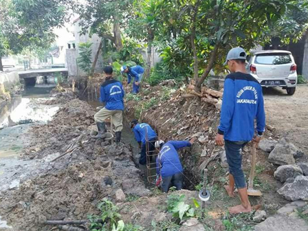 Sudin Sumber Daya Air Jakut Tinggikan Turap Kali Kendal