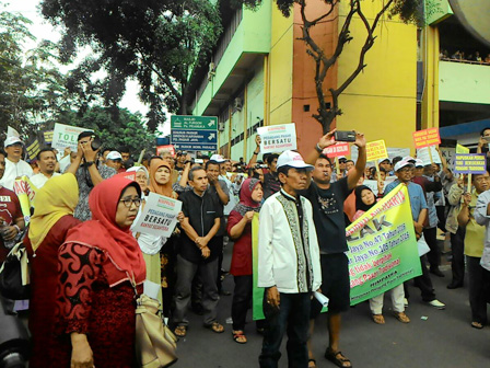Ratusan Pedagang Geruduk Kantor PD Pasar Jaya