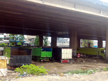 Kolong Tol Sedyatmo Pluit Jadi Pangkalan Truk