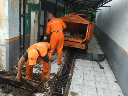  15 PPSU Bersihkan Puing Sisa Kebakaran Rumdis Lurah Batu Ampar 