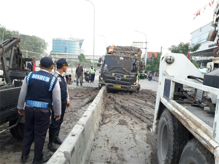 Crane Sudinhub Berhasil Evakuasi Truk Penabrak Sparator Busway