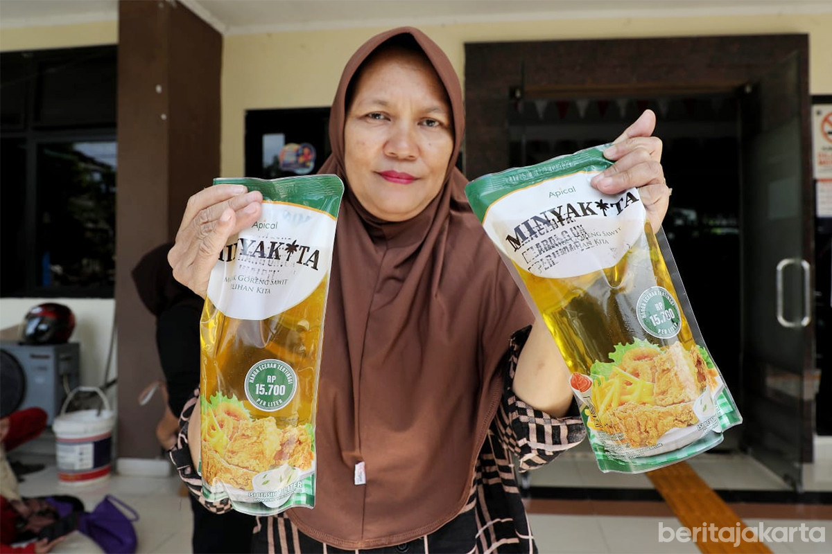 Warga Bukit Duri penerima bantuan pangan