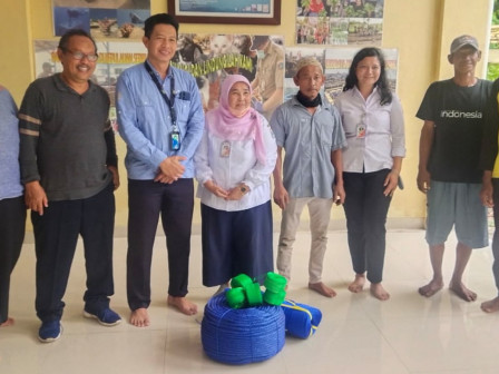 Kelompok Budidaya Rumput Laut Pulau Panggang Terima Paket Bantuan Tali 