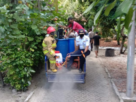 Jalan Lingkungan Hingga Lokasi Wisata Pulau Pari Disemprot Cairan Disinfektan