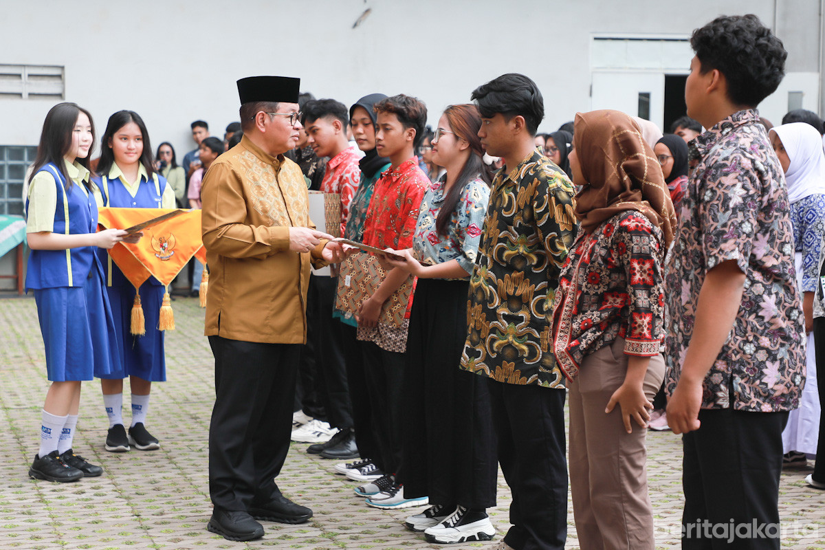 Pramono menyerahkan bantuan pemutihan ijazah tahap IV