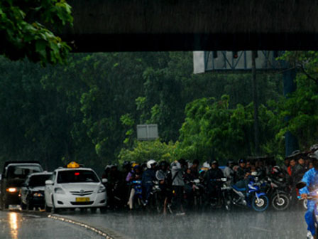 Polisi Himbau Sepeda Motor Tidak Berteduh di Bawah Flyover