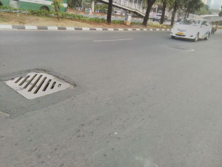 Pengendara Keluhkan Penutup Saluran di Jalan Sudirman