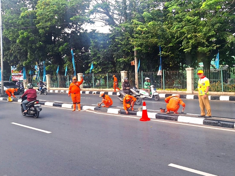 Sambut HUT RI, Kanstin Jalan Raya Bogor Dicat Ulang