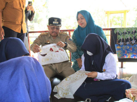 Junaedi Apresiasi Pelatihan Batik Gobang Seribu di Pulau Tidung