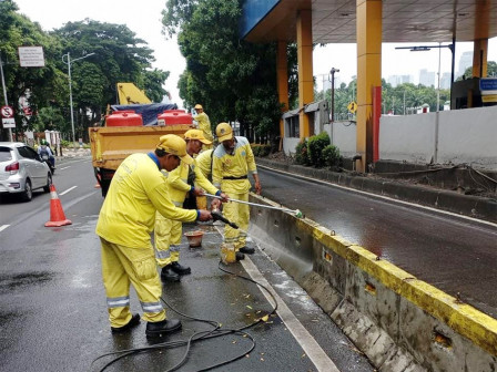  Sudin Bina Marga Jakpus Bersihkan MCB di Jalan Jenderal Gatot Subroto