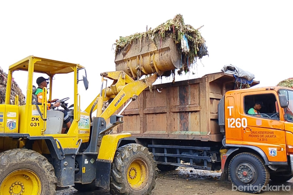  23 Truk Dikerahkan Gunungan Sampah di Pasar Induk Kramat Jati 