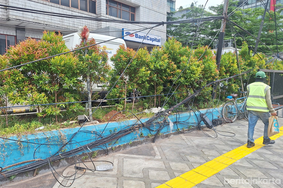Kabel semrawut di Jalan RS Fatmawati 