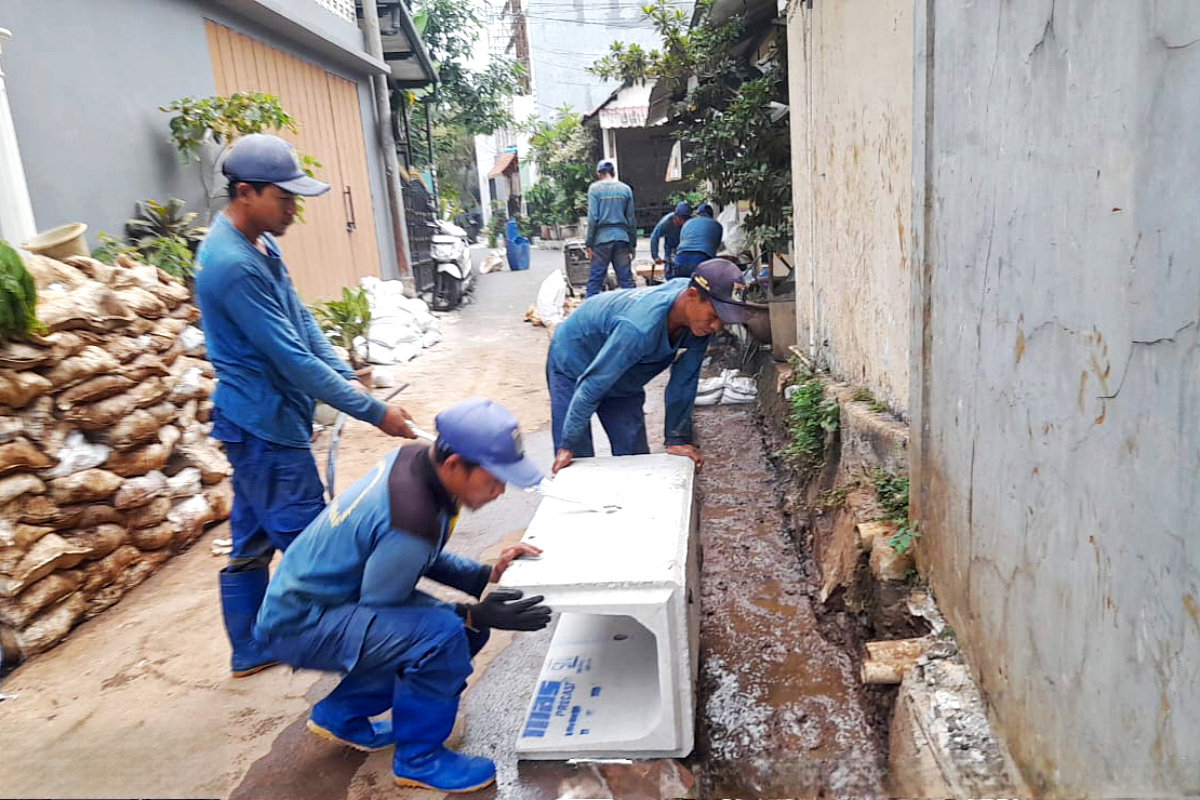 Proses pemasangan beton uditch pada saluran air