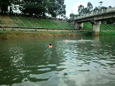 7 PHL UPK Badan Air Berebut Nangkap Bebek di KBT