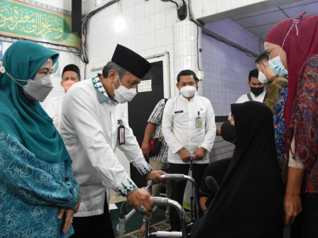 Walkot Jakbar Berikan Santunan Anak Yatim di Masjid An-Nur 