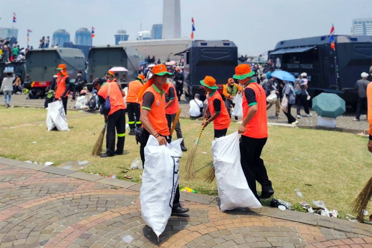 Petugas Dinas LH angkut sampah usai perayaan HUT TNI di Monas