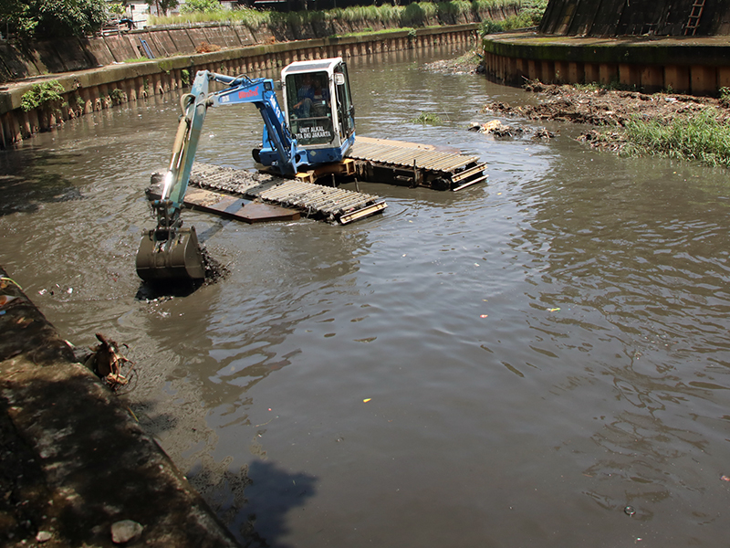 Sudin SDA Jakpus Gencar Keruk Sungai Ciliwung