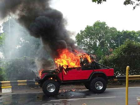 Mobil Jeep Terbakar di Jalan TB Simatupang Jaksel