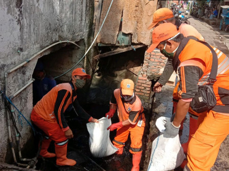 Genangan Surut, Saluran Air di Kelurahan Kedoya Utara Dikuras 