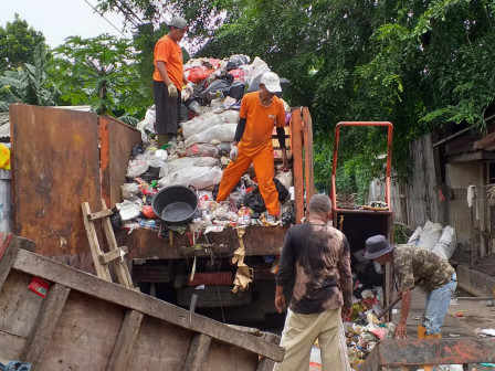  240,96 Meter Kubik Sampah Diangkut Pasca Takbiran di Jakbar