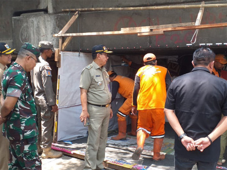 13 Gubuk Liar di Kolong Jalan S. Parman Ditertibkan