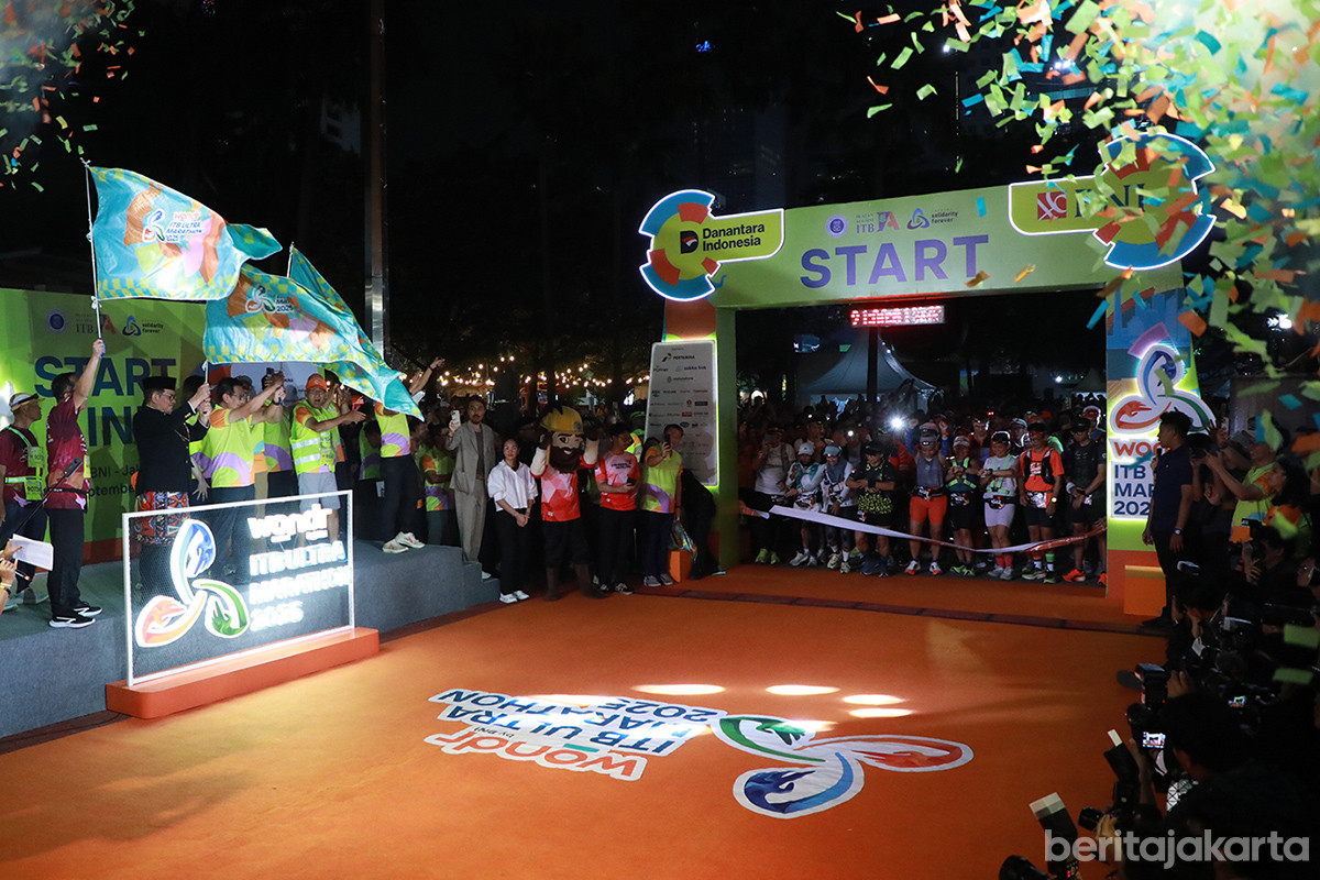 Gubernur Pramono melepas peserta  ITB Ultra Marathon 2025