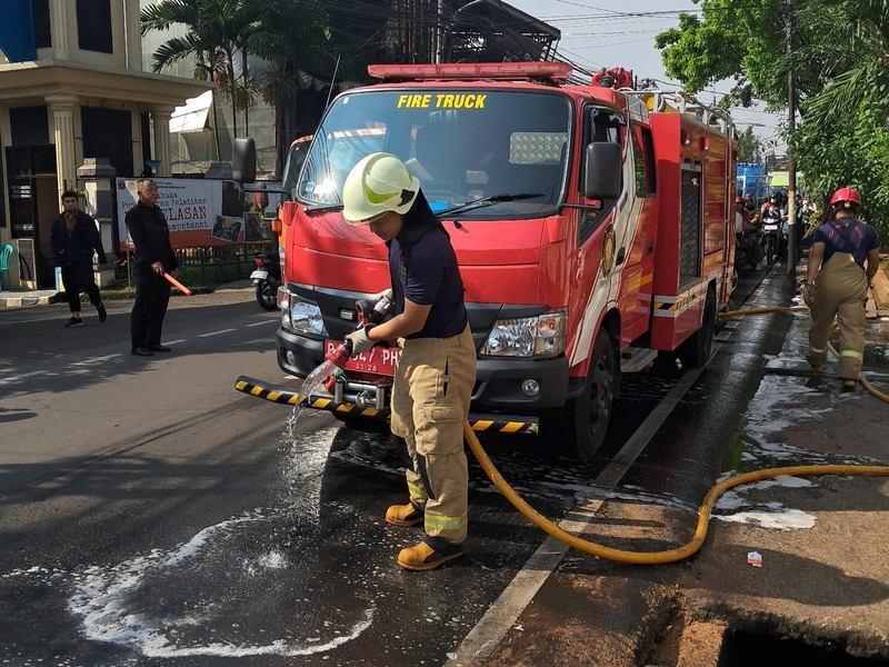 Ceceran Oli di Jl Raya Condet Sudah Dibersihkan Gulkarmat