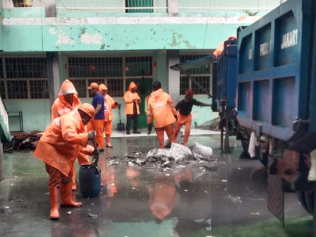 Petugas PPSU dan SDA Bersihkan Puing Sisa Kebakaran di Sekolah Sentosa