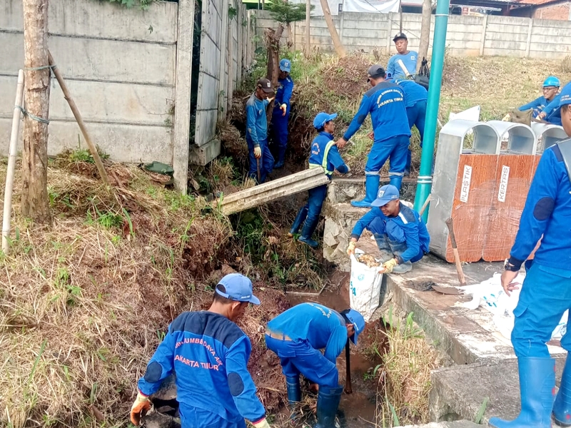 Ratusan Personel Gabungan Bersihkan Waduk Rambutan 1
