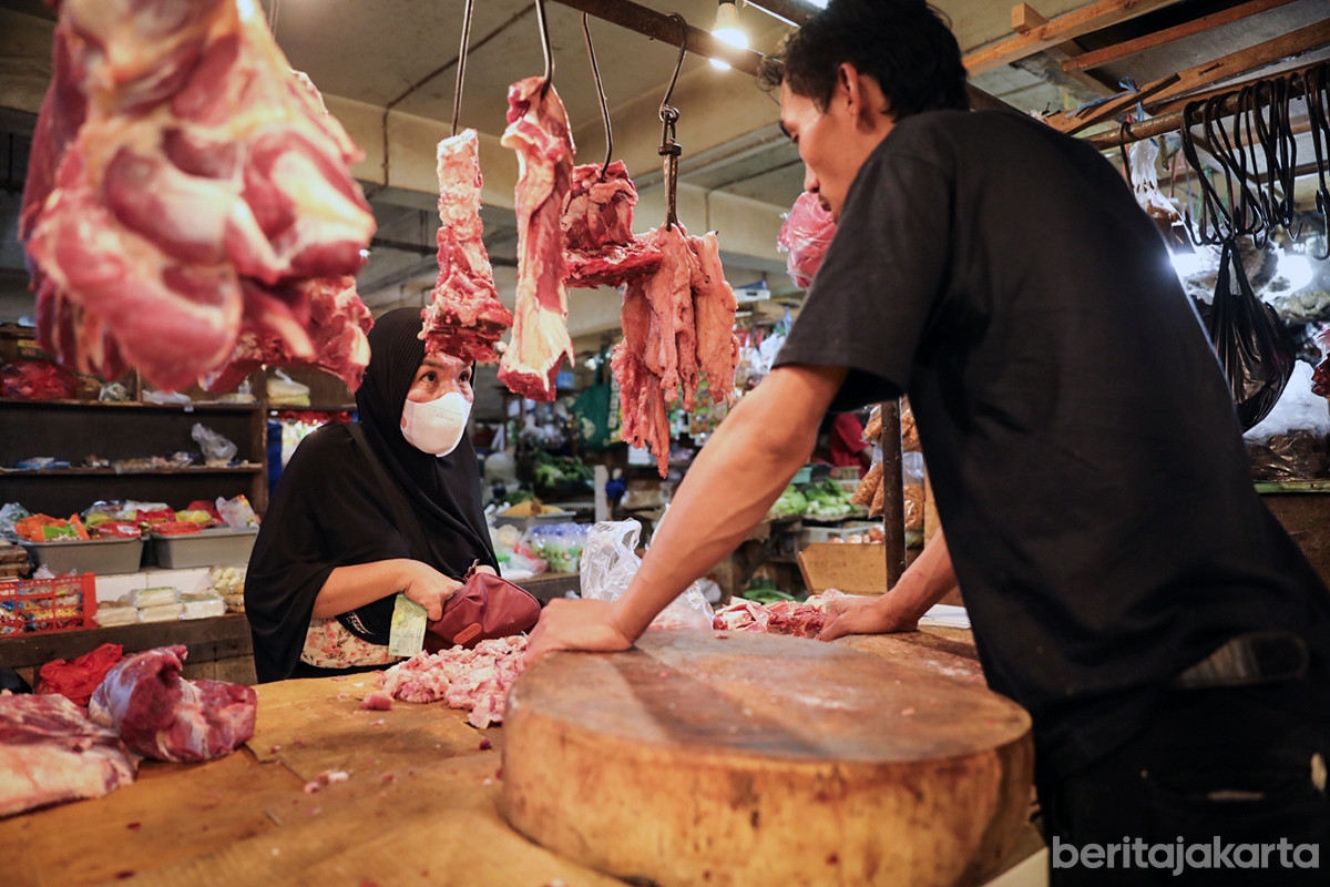 Warga membeli daging sapi di Pasar Ciracas, Jakarta Timur