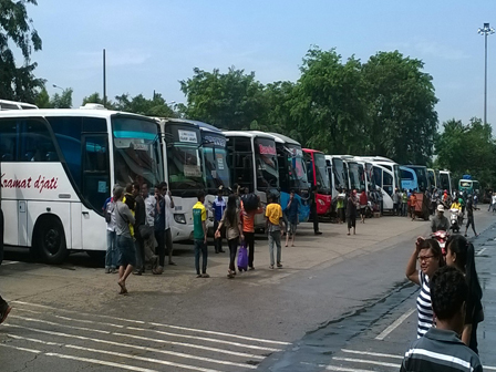  Hindari Petugas, Banyak Bus Tak Masuk Terminal