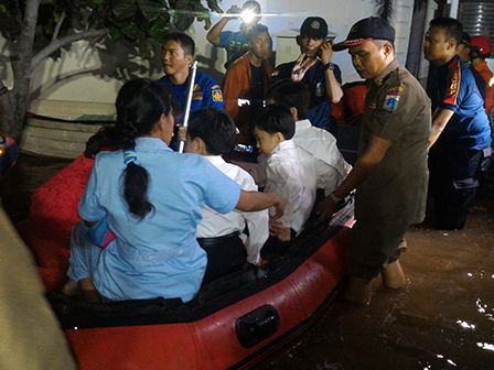 150 Personel Satpol PP Bantu Penanganan Tanggul Jebol