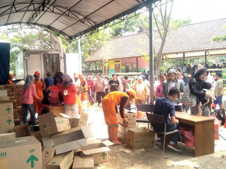 Ratusan Warga Pesanggrahan Beli Pangan Bersubsidi di RPTRA Anggrek Bintaro