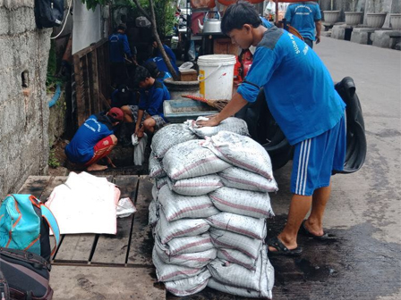 Saluran Air di Jl Telagar Raya Dibersihkan