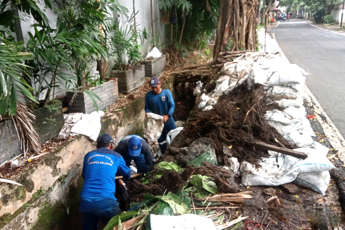 Sejumlah petugas melakukan pengurasan saluran air di Jalan Cilandak Dalam I