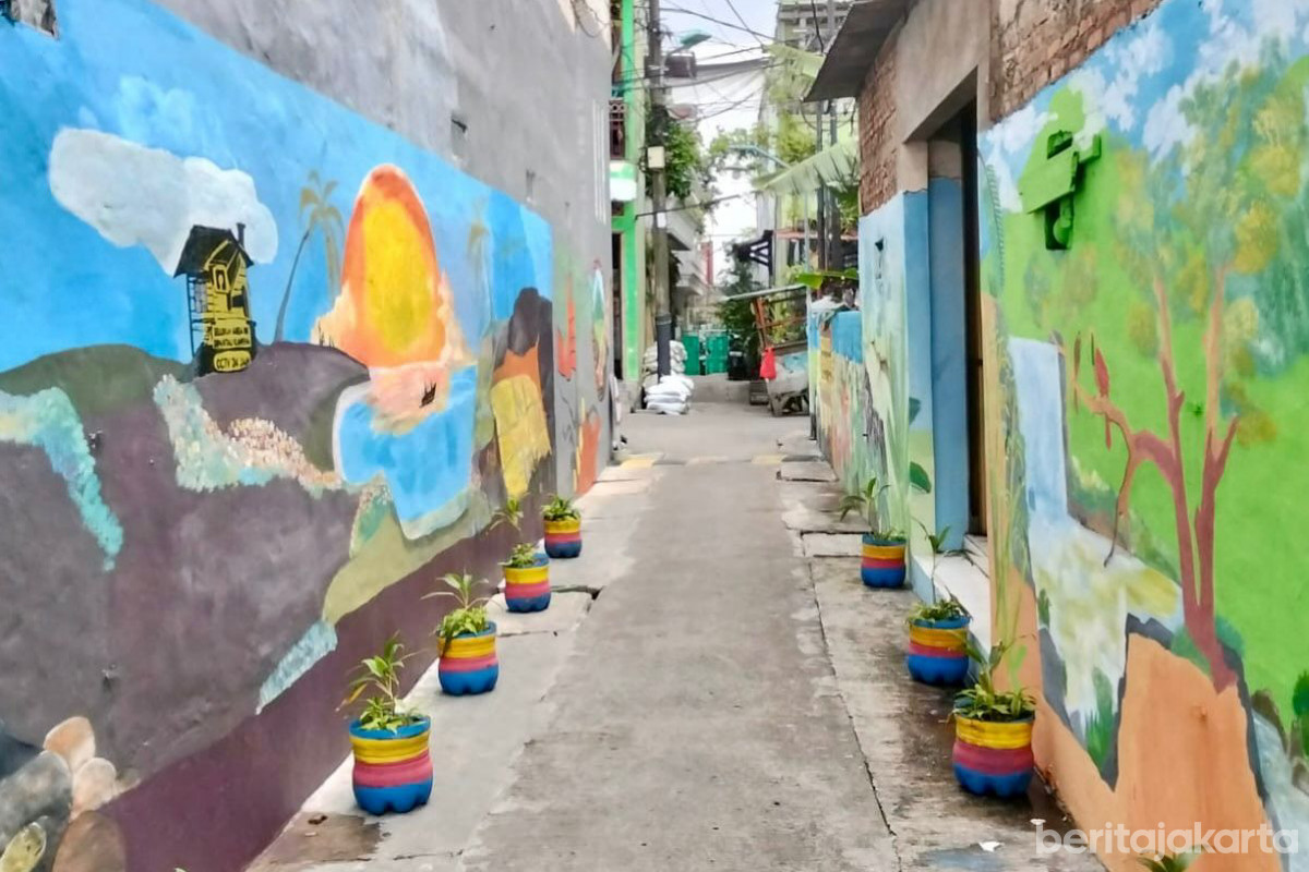 Gang Kapuk Jalan Papanggo I dipercantik dengan mural warna warni