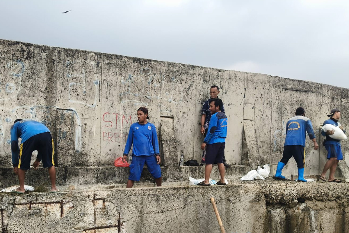 Sudin SDA Jakarta Utara melakukan penanganan darurat tanggul di kawasan Muara Baru
