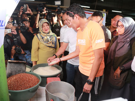  Sandiaga Cek Operasi Beras di Pasar Santa