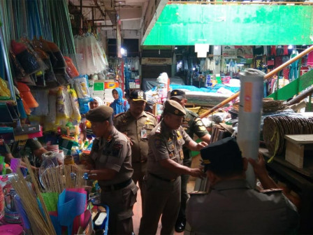  Petugas Gabungan Tertibkan Perokok di Pasar Sunter Podomoro 