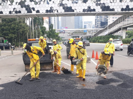 Sudin Bina Marga Jaksel Perbaiki Jalan Rusak di Jalan Jenderal Sudirman	