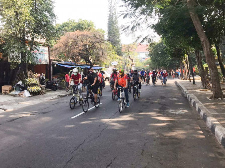 Isnawa Apresiasi Komunitas Gowes Asem Baris Saat HBKB di Tebet