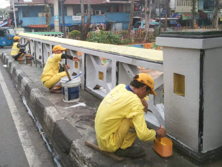 Jembatan Antar Kampung di Johar Baru Dicat Ulang 